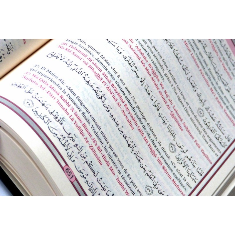Le Saint Coran de couleur noire avec arabesques bordeaux bordées de dorures - arabe-français-phonétique